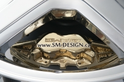 Stolek z disku AMG ze zlatem, kameny a karbonem